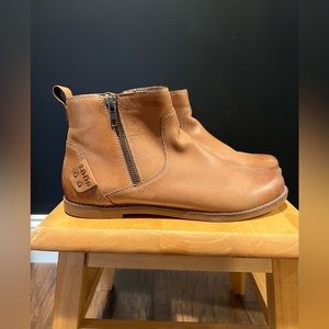 Taos boots. Woman's 8.5 NWOT